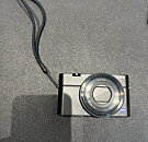 Compact - نوع الكاميرا RX100, دقة الوضوح 20.0 MP, نوع المستشعر 1" CMOS, ISO 100 - 25600, دقة وضوح الفيديو لا تدعم تصوير الفيديو, معدل التصوير المتتالي 10.0fps, السنة 2012